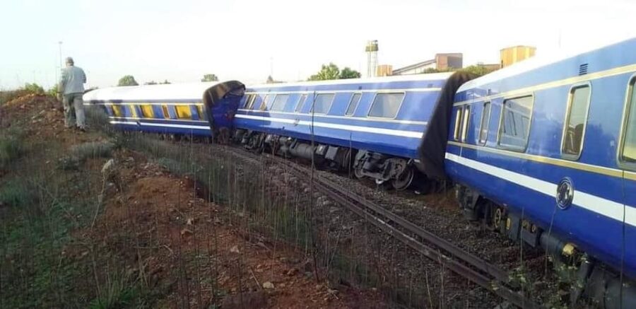 Le train bleu a déraillé