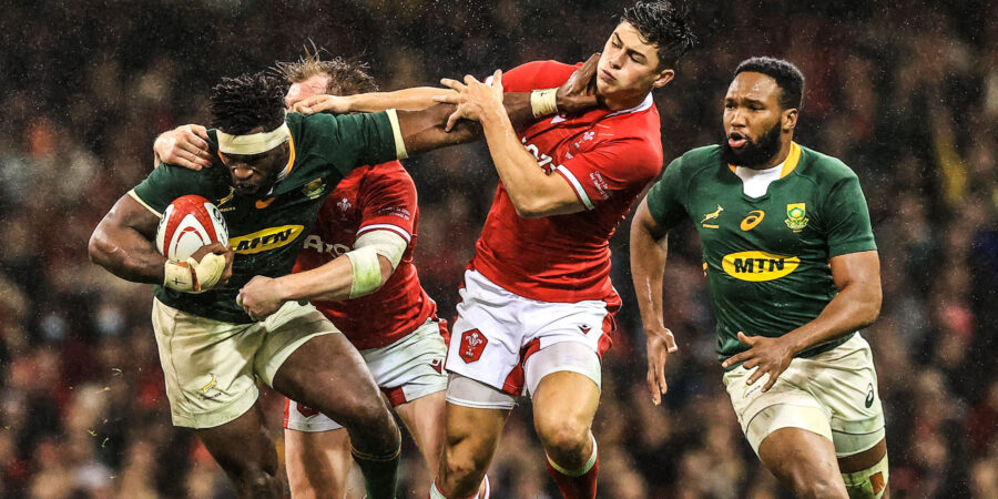 Siya Kolisi on the attack.