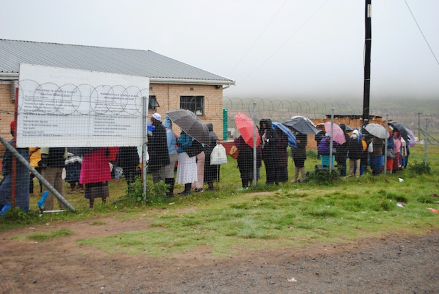 zithathele_clinic_groundu People queue in the rain at Zithathele Clinic in Nyangilizwe. All photos: Mkhuseli Sizani