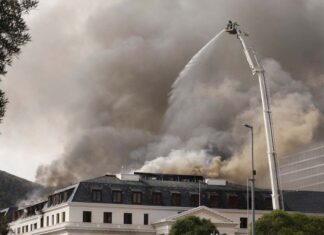 Fire breaks out at the parliament in Cape Town