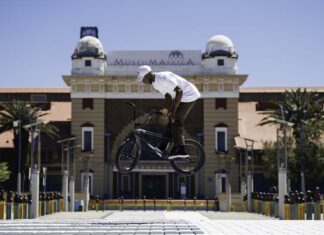 Courage Adams performs a 180 Barspin during the filming of "Courage in the Streets of Jozi" at Johannesburg, South Africa on October 8, 2021. // Wayne Reiche / Red Bull Content Pool