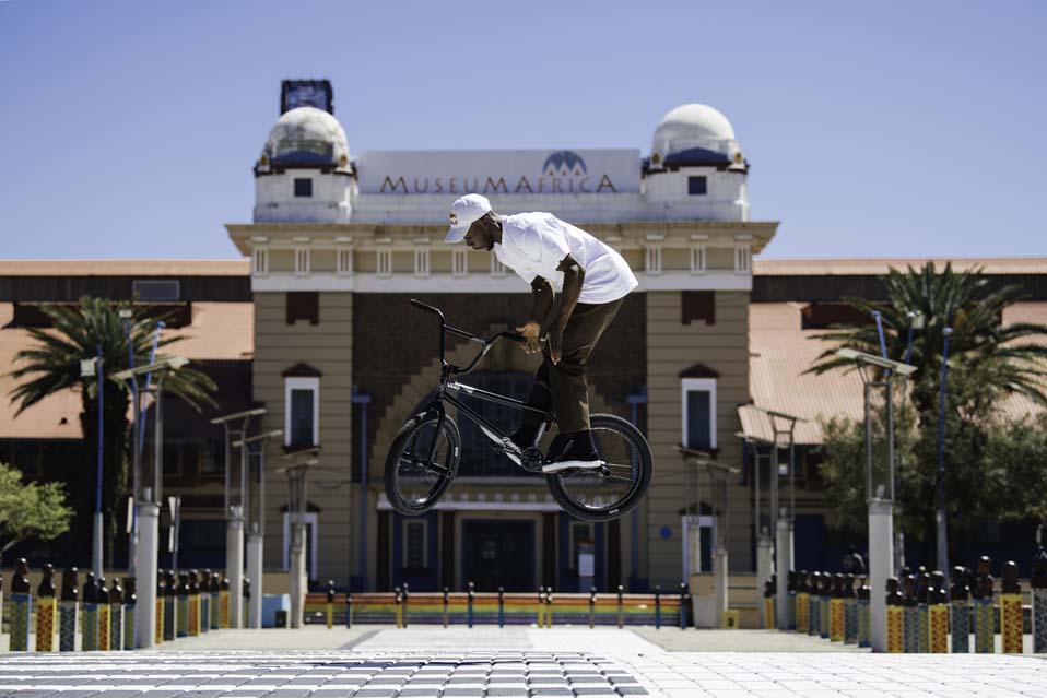 Courage Adams performs a 180 Barspin during the filming of "Courage in the Streets of Jozi" at Johannesburg, South Africa on October 8, 2021. // Wayne Reiche / Red Bull Content Pool