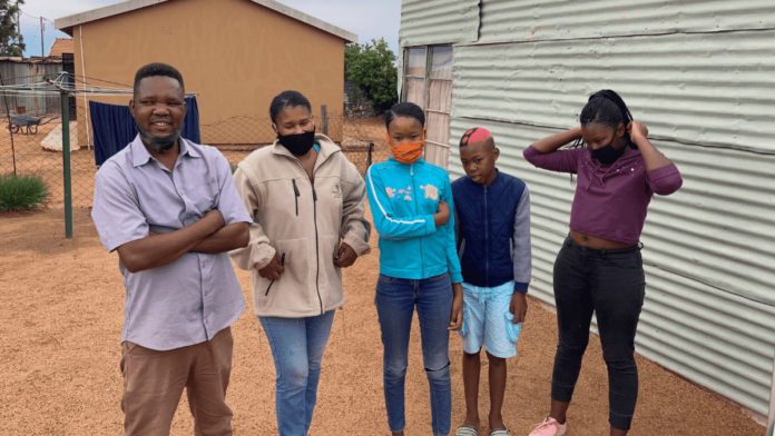 Pretoria Engineer designs a beautiful home to build his ‘upstanding’ gardener of over 25 years Pretoria Engineer designs a beautiful home to build his ‘upstanding’ gardener of over 25 years