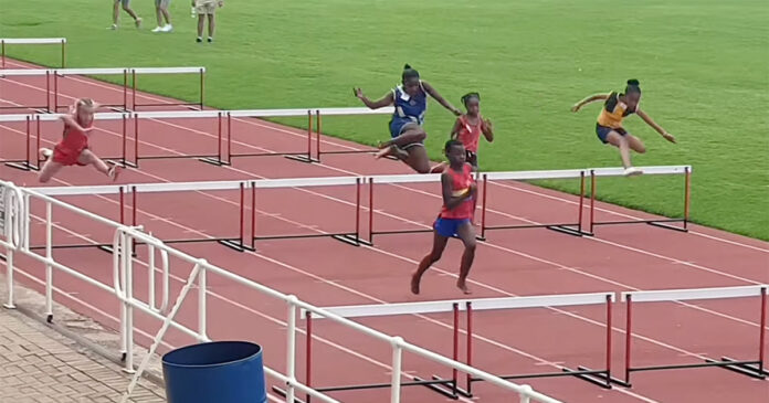 Mieke-running-race-hurdles South African Schoolgirl Shows the World the Power of Never Giving Up