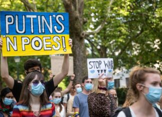 Hundreds of students marched against Russia’s invasion of Ukraine. Photo: Liezl Human