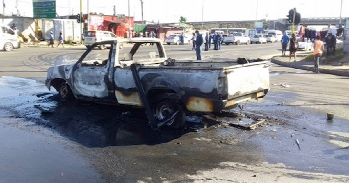 vehicles-torched-cape-town