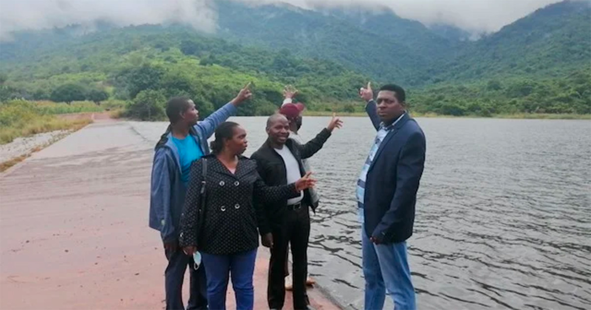 Community members, who had hoped the Tshakhuma tourism development project would bring jobs and business, point to where a conference centre and heritage site were supposed to be located at the Tshakhuma Dam. From left to right: Glen Raphulu, ​​Mulatedzi Nemutavhani, Joel Mulaudzi, Lesley Singo, Osily Rofhiwa Nyamande. Photo: Bernard Chiguvare