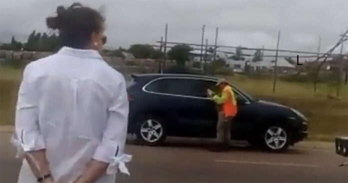 Woman Swears in Khelobedu at Traffic Officer Woman Swears in Khelobedu at Traffic Officer
