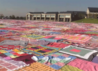 South Africans Knit 6 Square Km Blanket in Honour of Nelson Mandela's Legacy