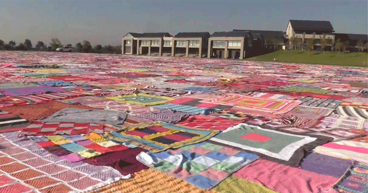 South Africans Knit 6 Square Km Blanket in Honour of Nelson Mandela's