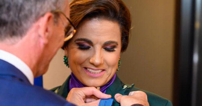 Leanne-Manas-Knight-of-French-th Leanne Manas Receives French Knighthood,