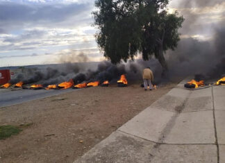 Protesting parents from Garrett Primary in Zwide, Gqeberha blocked the entrance and road to the school on Wednesday, demanding that the Eastern Cape Department of Education build a fence around the school. Photo: Mkhuseli Sizani
