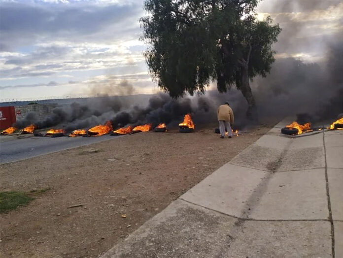Protesting parents from Garrett Primary in Zwide, Gqeberha blocked the entrance and road to the school on Wednesday, demanding that the Eastern Cape Department of Education build a fence around the school. Photo: Mkhuseli Sizani Protesting parents from Garrett Primary in Zwide, Gqeberha blocked the entrance and road to the school on Wednesday, demanding that the Eastern Cape Department of Education build a fence around the school. Photo: Mkhuseli Sizani