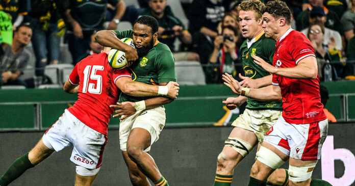 220716-lukhanyo-am-springboks-2 Lukhanyo Am on the attack.
