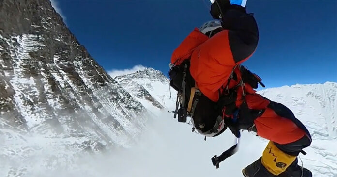 SOUTH-AFRICA-paraglide-2-Mount-Everest-Pierre-Carter Soaring Everest, Carte Blanche with Pierre Carter. Screen Grab: YouTube
