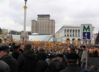 This photo was taken on the morning of the first day of the Orange Revolution in 2004. Ukrainians protested against an election mired in corruption. A new free and fair election was subsequently held. Russia has consistently undermined Ukrainian democracy, but the Ukrainian people have stood up for their rights. Photo: Wikimedia user Serhiy (CC BY-SA 3.0)