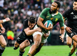 Lukhanyo Am gets the pass away that led to Arendse's early try.