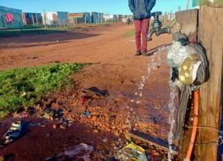 Residents say this standpipe has been leaking for more than three months in Gunguluza, Kariega. They say there are several taps in the settlement that have been leaking precious water, some for years. Photo: Thamsanqa Mbovane