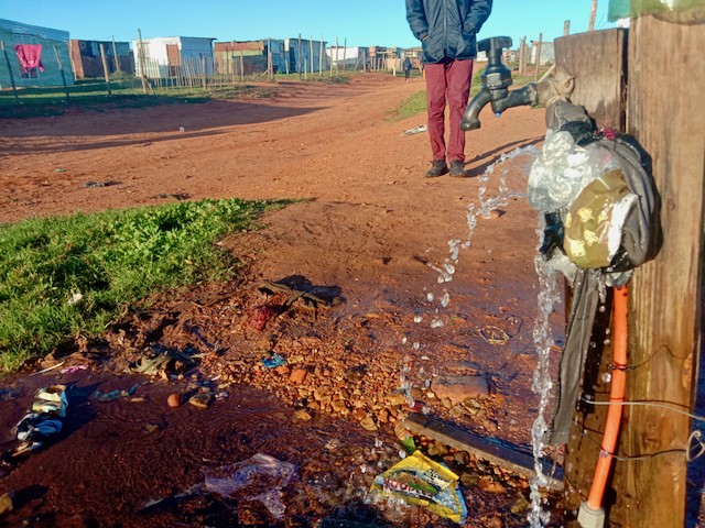 kariega_tap_leaking nelson mandela bay Residents say this standpipe has been leaking for more than three months in Gunguluza, Kariega. They say there are several taps in the settlement that have been leaking precious water, some for years. Photo: Thamsanqa Mbovane