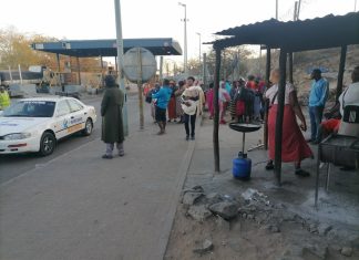 Zimbabweans at Beitbridge border in Limpopo. Archive photo: Bernard Chiguvare