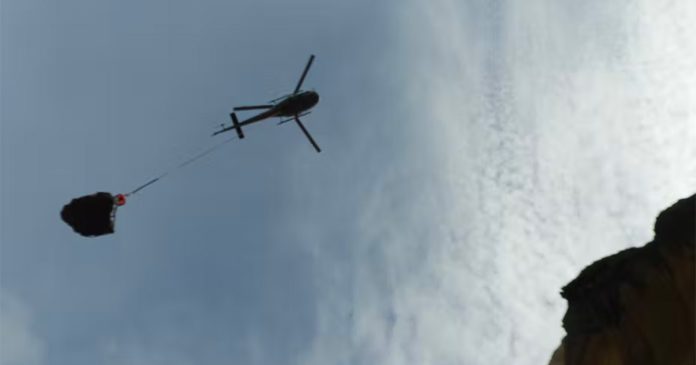 South-African-scientists-rescue-rock A helicopter, net and a long-line cable - as well as a skilled pilot - were key to the ‘rescue’ operation. Richard Webb