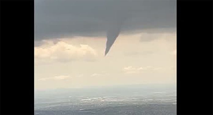 Passengers Flying into Joburg Spot Funnel Cloud Passengers Flying into Joburg Spot Funnel Cloud