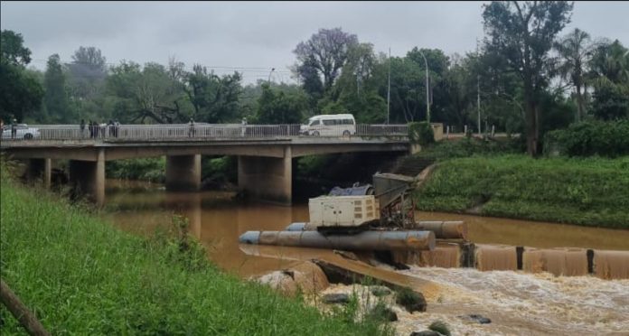 Dredging Equipment flooded Following heavy rains in Pietermaritzburg on Wednesday night, dredging equipment was washed down the Msundusi River and blocked the Commercial Road Weir, this has forced organisers of the 2022 Clanfin Umpetha Challenge scheduled for this weekend to be postponed to 3 December. Supplied / Gameplan Media