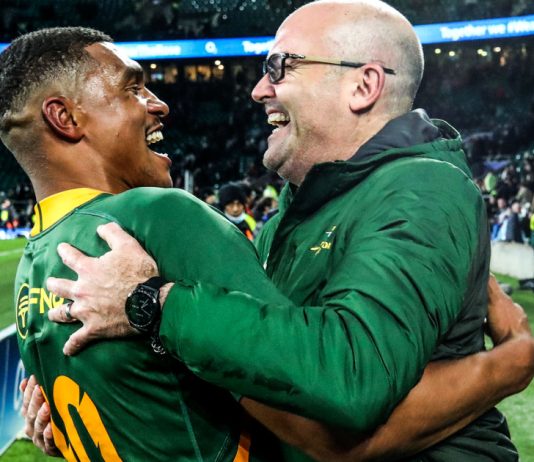 LONDON, ENGLAND - NOVEMBER 26: Jacques Nienaber, the head coach of South Africa celebrates with Damian Willemse after their victory during the Autumn International match between England and South Africa at Twickenham Stadium on November 26, 2022 in London, England. (Photo by David Rogers/Getty Images)