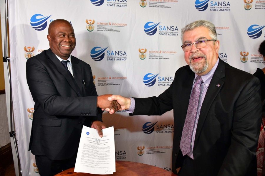 DG DSI, Dr Mjwara and NASA’s Badri Younes sign the letter of intent to commence with construction of a LEGS antenna