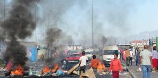 Protesters blocked Japhta Masemola Road in Cape Town on Monday, demanding electricity. Photo: Vincent Lali