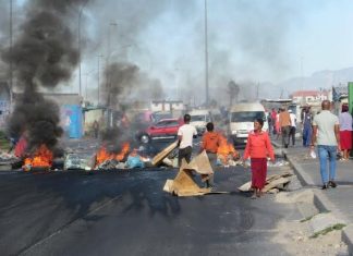 Protesters blocked Japhta Masemola Road in Cape Town on Monday, demanding electricity. Photo: Vincent Lali