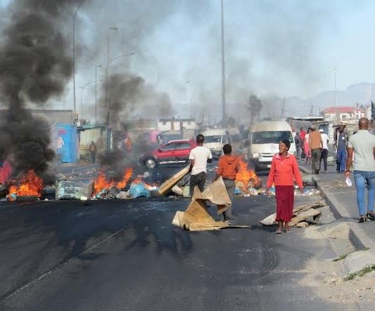 Protesters blocked Japhta Masemola Road in Cape Town on Monday, demanding electricity. Photo: Vincent Lali