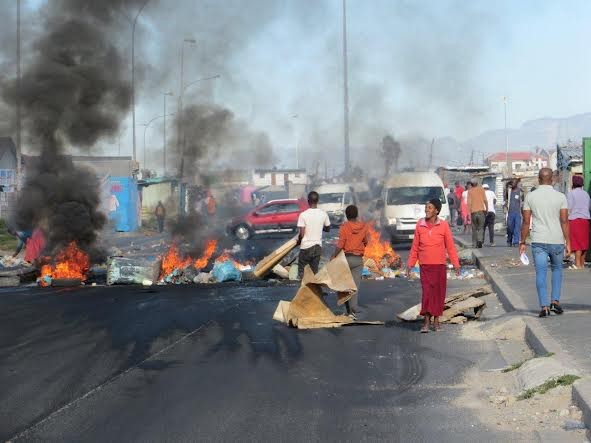 khayelitsha-protest-vincentlali-20230131_extra_large Protesters blocked Japhta Masemola Road in Cape Town on Monday, demanding electricity. Photo: Vincent Lali