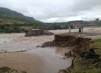Hundreds of people, including learners, can’t get to work, school, or health facilities after the uNgqeqe bridge near Lupapasi Village collapsed on 8 February during heavy rainfall. Photo: Yonela Ngqukuvana