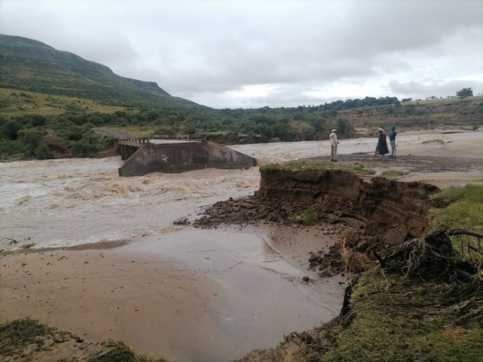 Bridge collapse Eastern Cape Hundreds of people, including learners, can’t get to work, school, or health facilities after the uNgqeqe bridge near Lupapasi Village collapsed on 8 February during heavy rainfall. Photo: Yonela Ngqukuvana