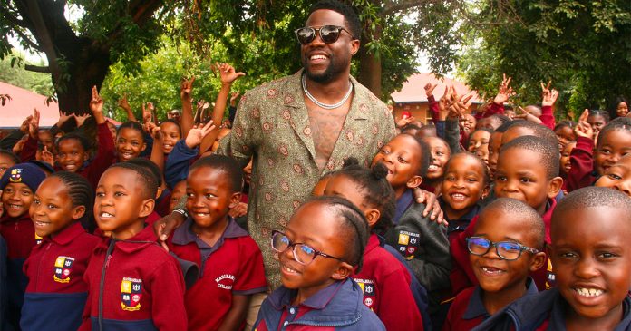 Kevin-Hart-education-South-Africa-school-Orange-Farm Kevin Hart and United States Ambassador Visit Masibambane College in Orange Farm. Source: Education Africa