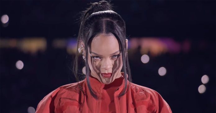 Rihanna-super-bowl-pregnant WATCH Rihanna debuts baby bump during Super Bowl performance