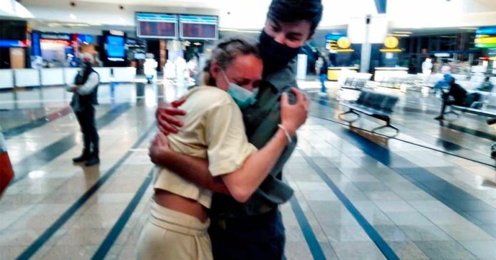 airport-farewells-south-africans All the feels at international arrivals in South Africa