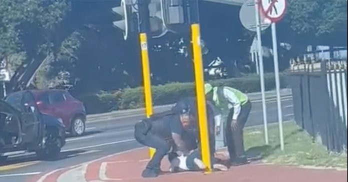 Canal-Walk-takedown-criminal Canal Walk security praised for taking down criminal on the run