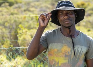 Gardener John Manda pulled an elderly man from a burning car in Rooiels