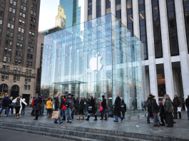 man jumps off second floor after robbing Apple store