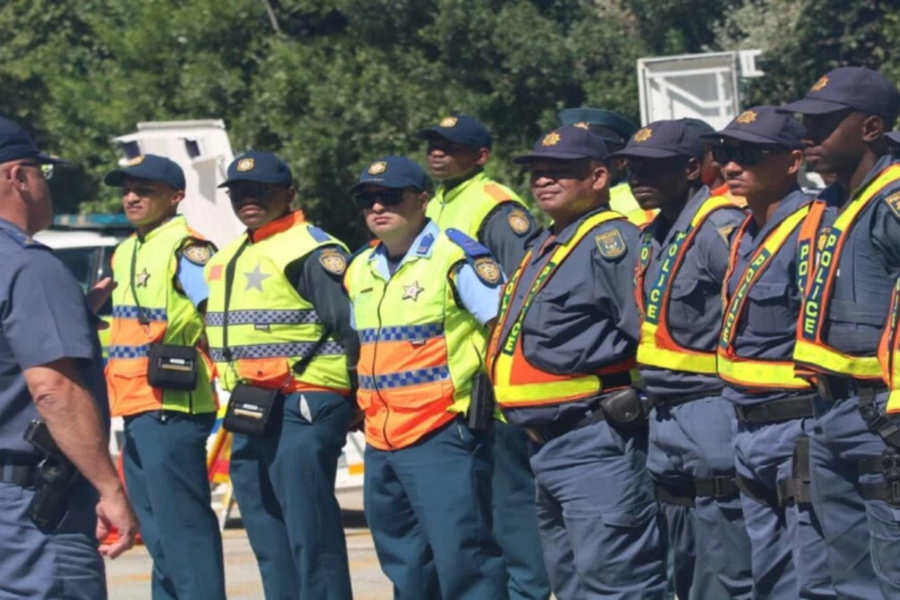 SAPS on-duty officer shopping