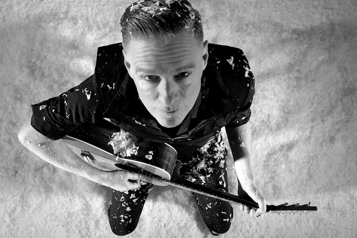 Moby was not aware that Bryan Adams is both a singer and a photographer.