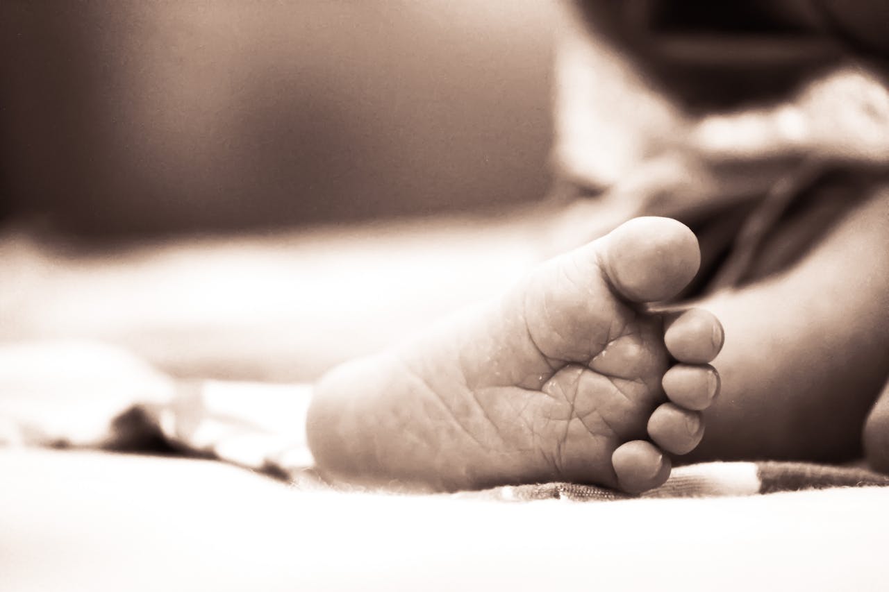 picture of baby feet, accompanying an article about top baby boy names in south africa for 2024
