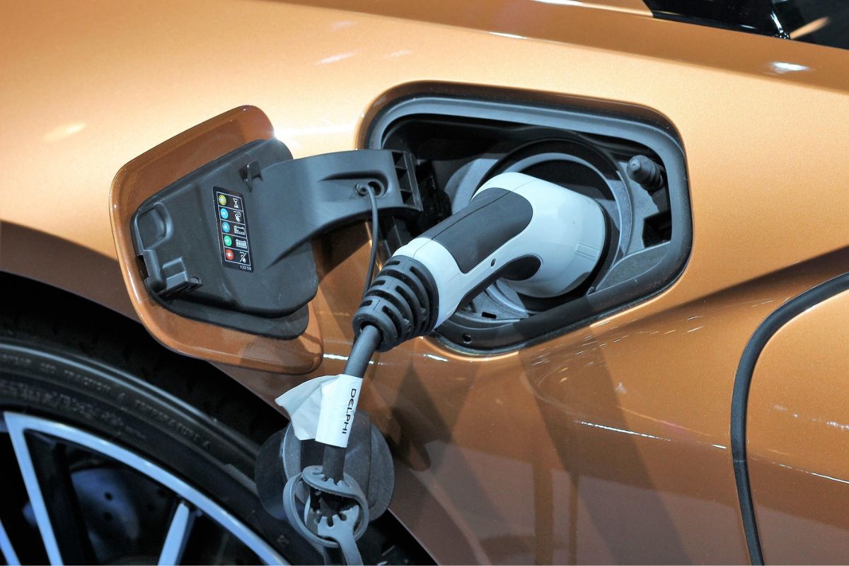 See how far R1 000 takes you in an electric car versus a vehicle using petrol in South Africa, including home and public charging costs.